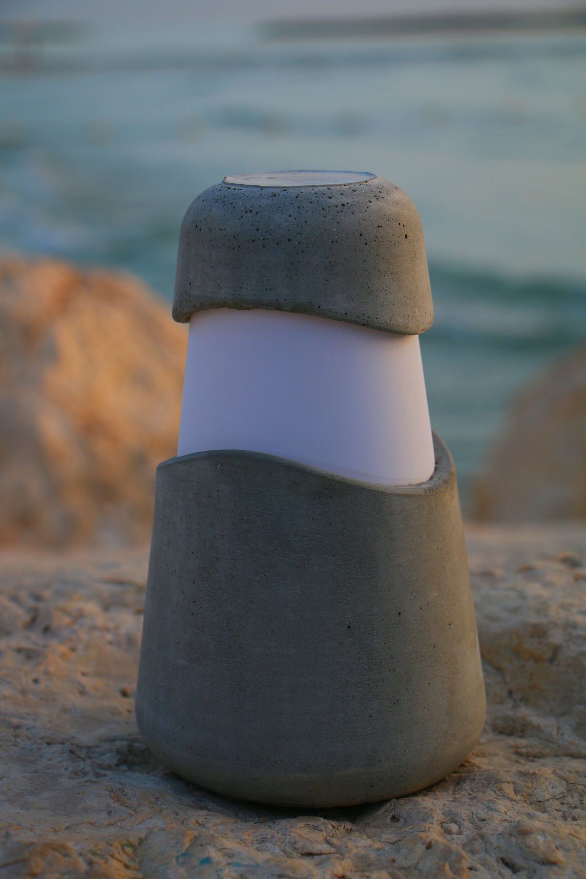 גוף תאורה מבטון של a-tod